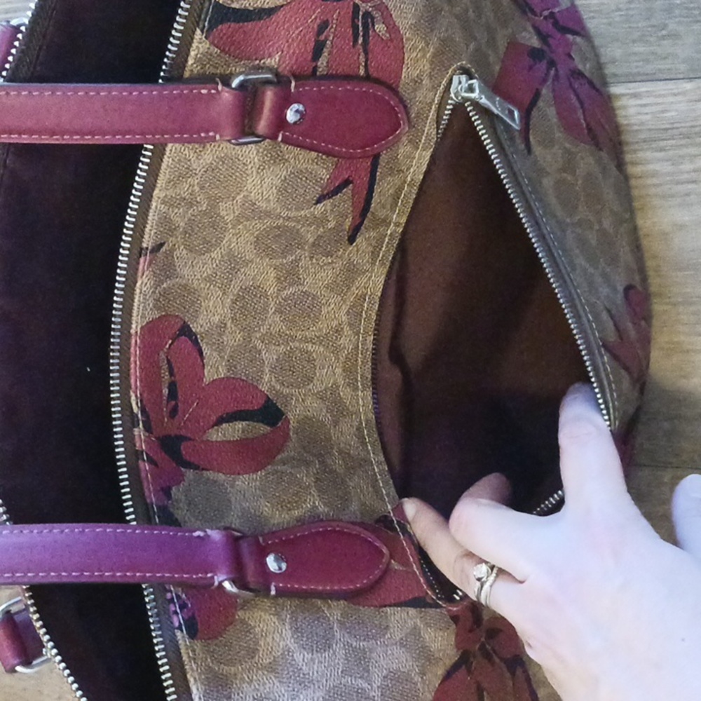 Coach Gallery Tote - Singature Print With Pink Bows - Picture 10 of 14